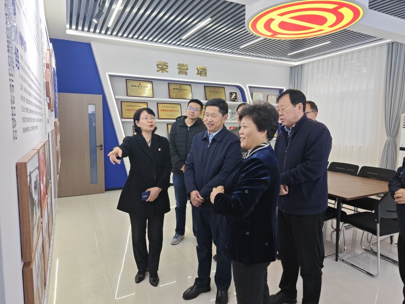 看操女人白虎逼片2025年05月09日上午 安阳市人大常委会副主任、市总工会党组书记、主席夏军一行莅临华阳电磁铁参观调研；对公司2023年全国五一劳动奖章获得者汪利娜慰问，并听取劳模工作室相关情况汇报